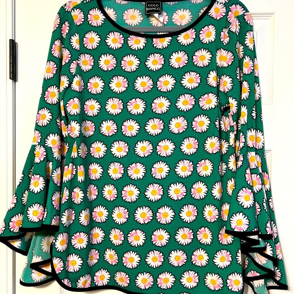 NWOT!! Coco Bianco Flower blouse